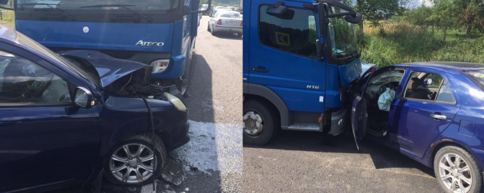 ДТП за участі вантажівки та легковика на Мукачівщині: одного з водіїв прооперували