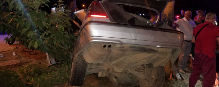 На Закарпатті "Мерседес" в’їхав у дерево: двоє пасажирів травмовані, водій у лікарні помер
