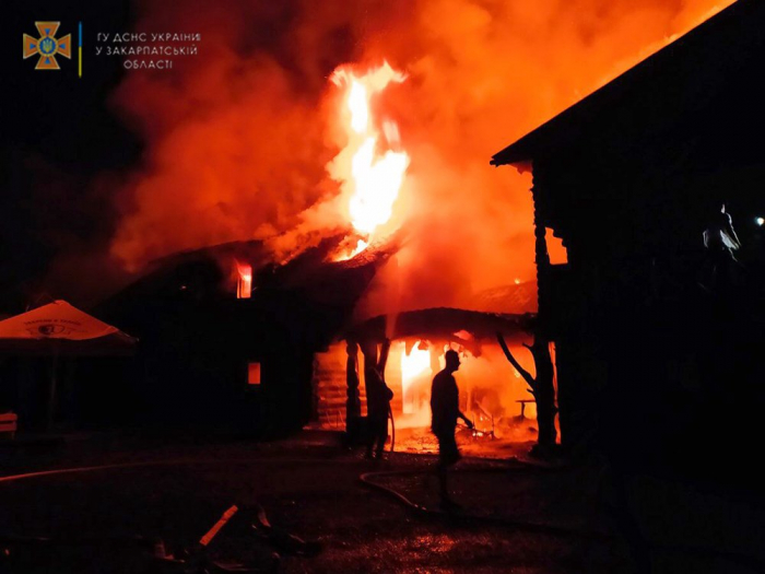 Від удару блискавки на Тячівщині спалахнув готель (ФОТО)