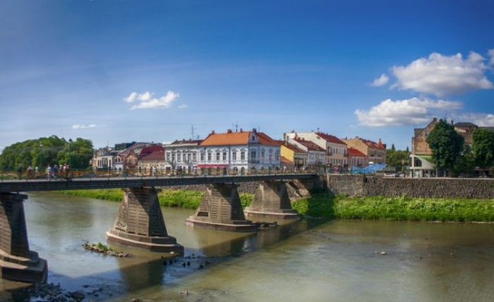 Капітальний ремонт пішохідного мосту в Ужгороді планують зробити цього року