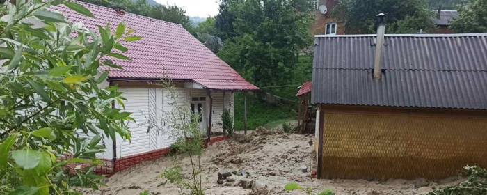 Розчищають річку та ремонтують будинки: на Закарпатті ліквідовують наслідки негоди
