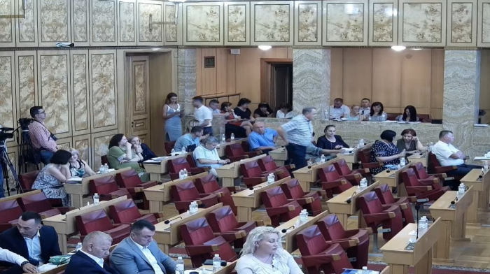 Закарпаття: на сесії таємно голосують за звільнення заступників голови облради