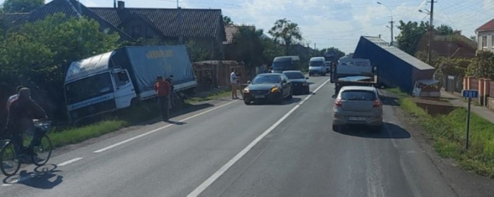 ДТП на Мукачівщині: зіштовхнулися 2 вантажівки та 2 легковики