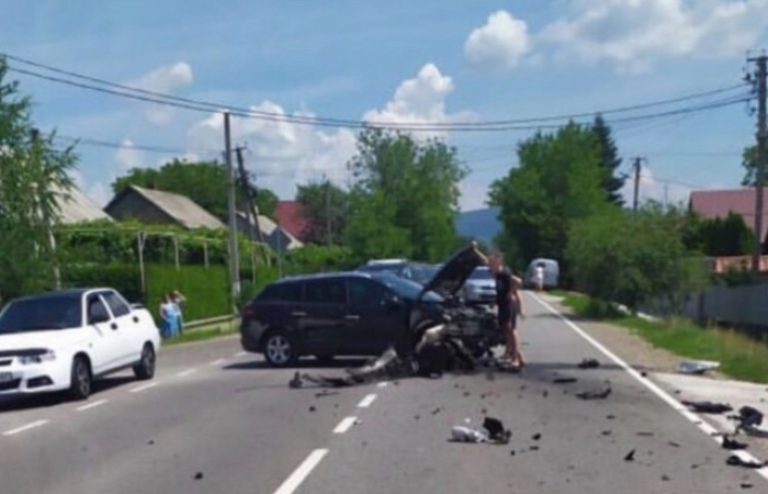 ДТП на Берегівщині: зіткнулися дві автівки, одна з них - у кюветі 