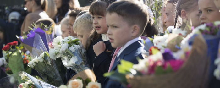 Закарпатські школи хочуть відмовитися від квітів на 1 вересня на користь лікування Павлика Мотички