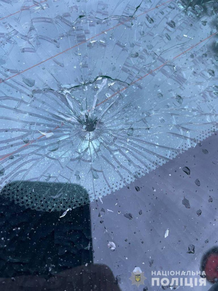 Ужгородець розтрощив скло патрульної автівки з рогатки (Фото)