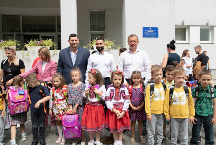 70 першокласників в Ужгороді отримали сьогодні наплічники з усіма необхідними канцтоварами
