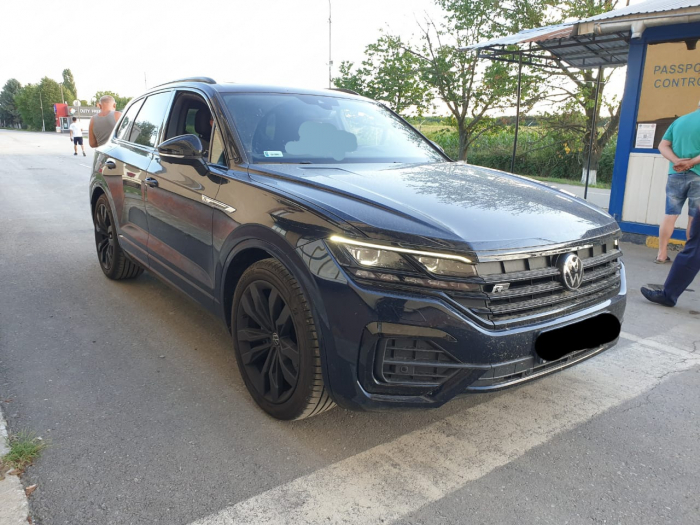 Фальшиве доручення позбавило іноземця елітного позашляховика на кордоні в Закарпатті