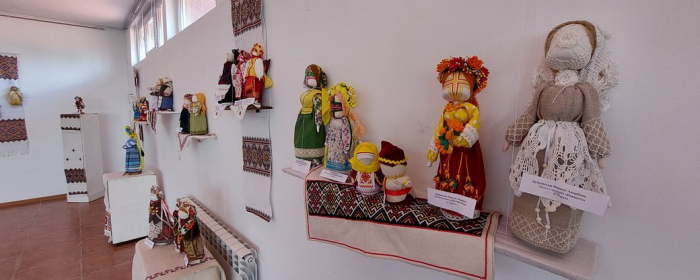 Ляльки-мотанки дев’яти закарпатських майстринь виставили в ужгородському скансені 