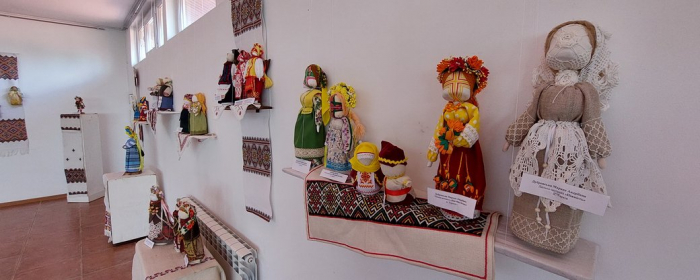 Ляльки-мотанки дев’яти закарпатських майстринь виставили в ужгородському скансені