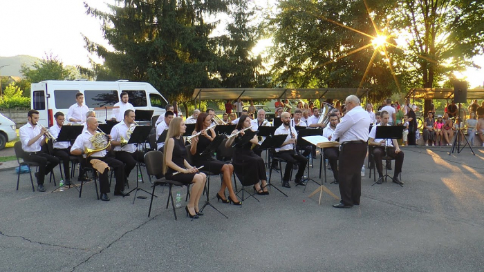 Хіти просто неба: естрадно-духовий оркестр Закарпатської філармонії виступив в Хусті