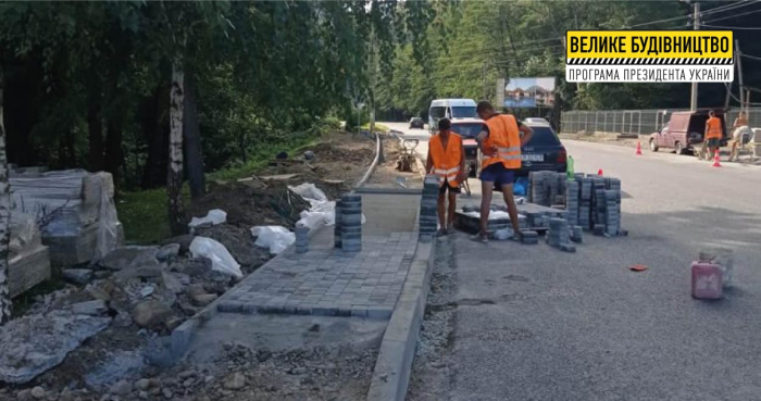 На Закарпатті ремонтують дорогу поряд із єдиною у світі ГЕС, що розміщена на двох річках