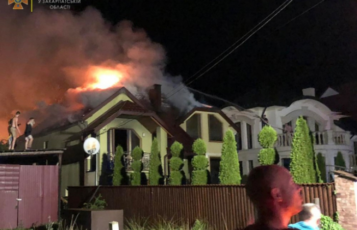 На Тячівщині загорівся будинок від удару блискавки (ФОТО)