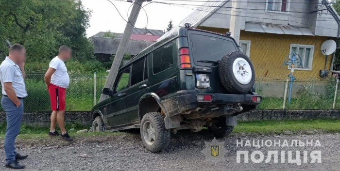 На Закарпатті неповнолітній за кермом «Land Rover» збив жінку. Потерпіла у реанімації