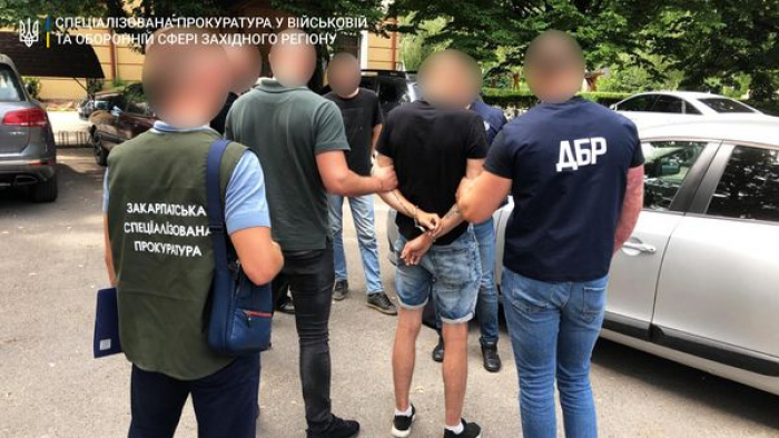 Отримав 2520$ хабаря за контрабанду цигарок – на Закарпатті затримали прикордонника (ФОТО)