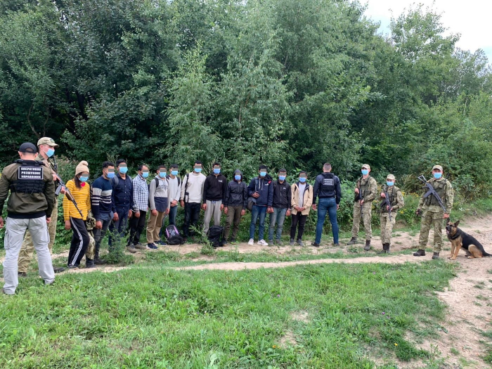 На Ужгородщині прикордонники затримали велику групу нелегалів (ФОТО)