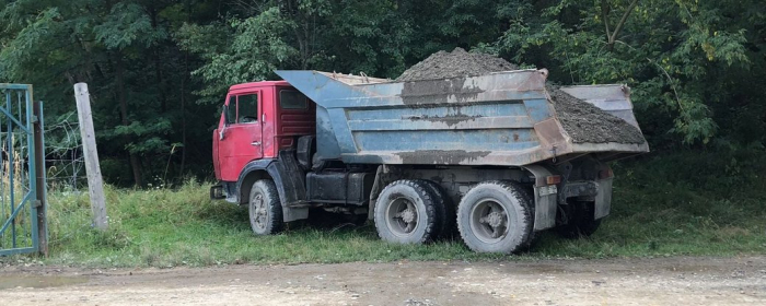 Водія вантажівки з піском та гравієм затримали в прикордонній смузі на Закарпатті