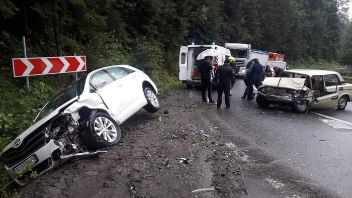 На Рахівщині знову автотроща: чоловіка деблокували рятувальники (ФОТО)