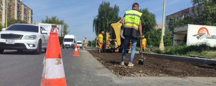 В Ужгороді асфальтують вулицю Легоцького – роботи проводитимуть увечері та вночі