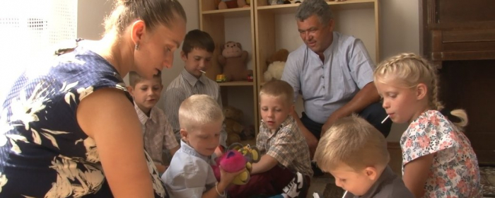 Шістьох прийомних дітей віком від 1 до 12 років виховуватиме родина на Ужгородщині