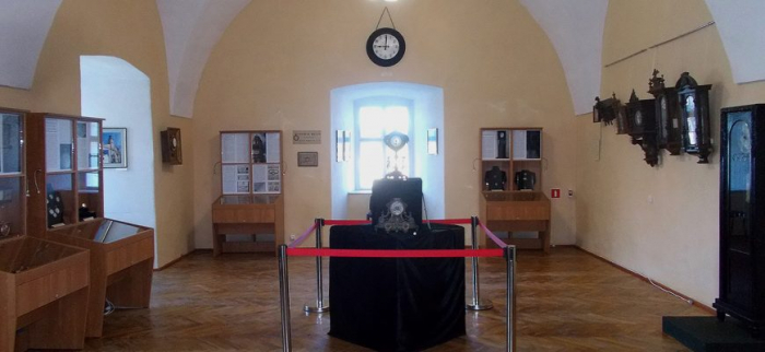 Каретний, вокзальний, камінний – в ужгородському замку відкрили оновлену виставку годинників (ФОТО)