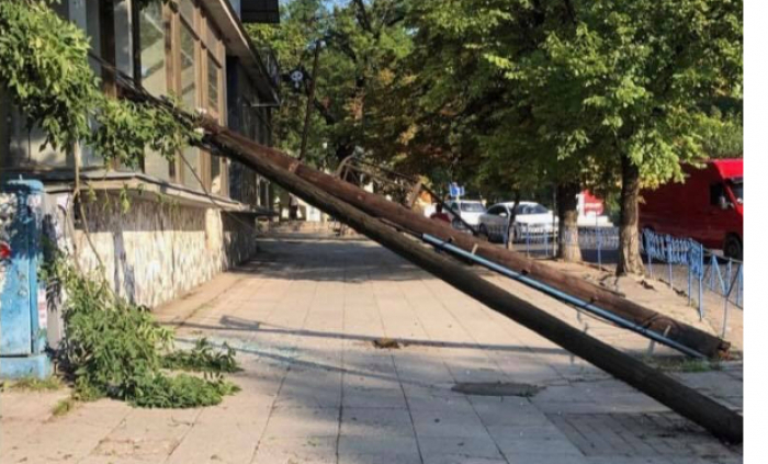 В Іршаві впала електроопора і розбила вітрину магазину