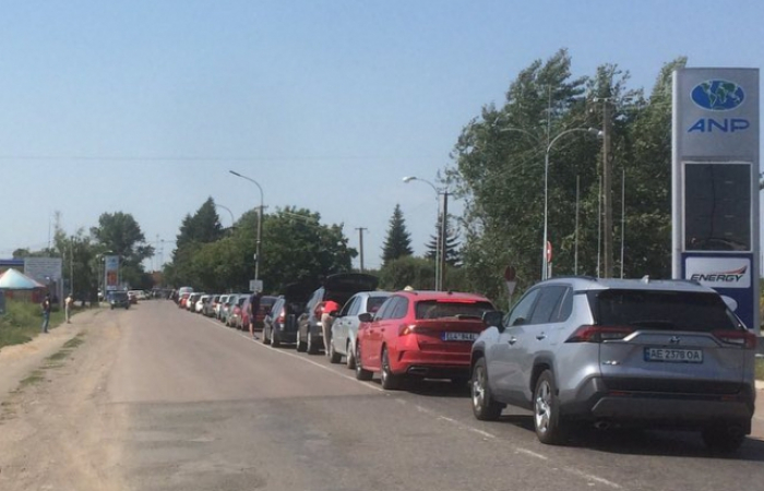 В заторах сотні авто: На КПП "Ужгород", "Тиса" та "Лужанка" довжелезні черги