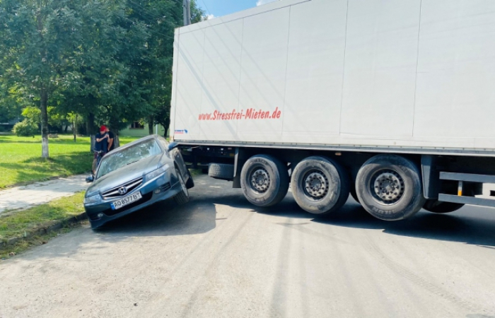 ДТП у Сваляві: зіткнулися легковик та вантажівка