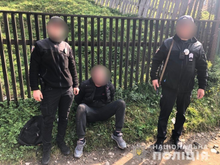Рахівські поліцейські оперативно затримали зловмисника, який пограбував місцевого жителя 