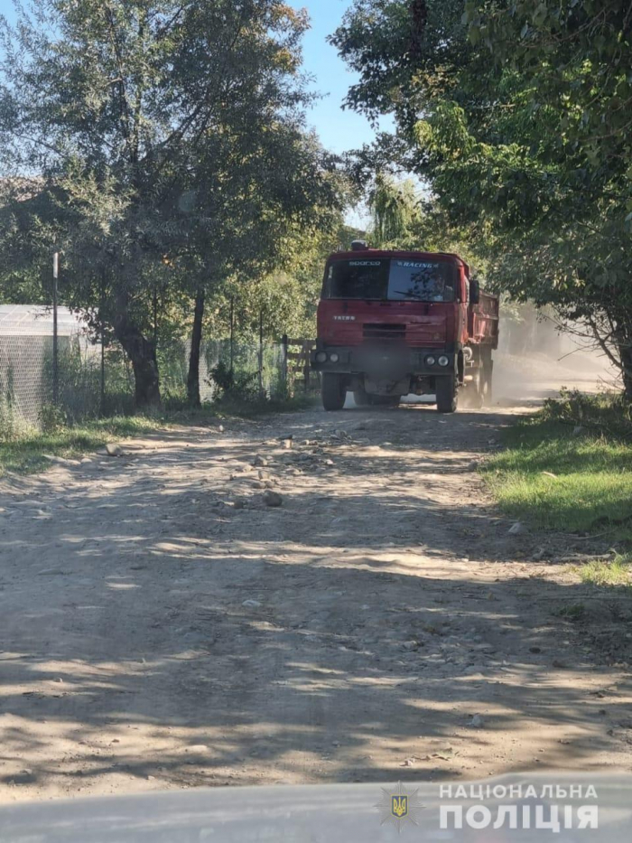 На Тячівщині поліцейські виявили факт незаконного видобутку піщано-гравійної суміші 