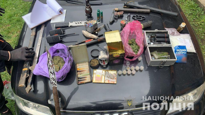 Тячівщина: правоохоронці вилучили зброю і наркотики у помешканні зловмисника