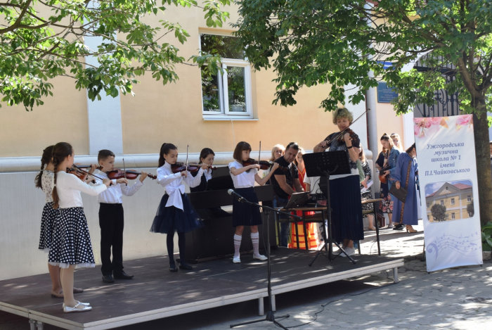 Учні та викладачі музичної школи імені П.І.Чайковського вітали жителів та гостей Ужгорода з його 1128-ю річницею