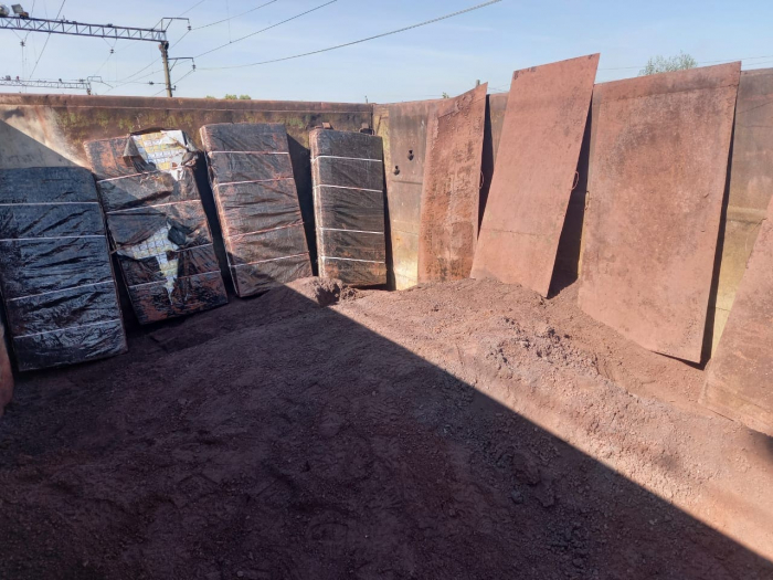 У вантажному вагоні закарпатські прикордонники знайшли вісім ящиків контрабандних сигарет