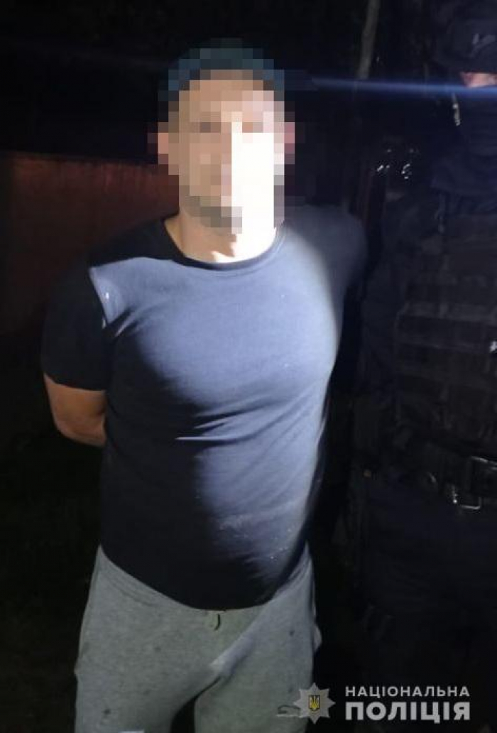 Поліцейські Хустщини затримали наркоторговця під час збуту «товару»
