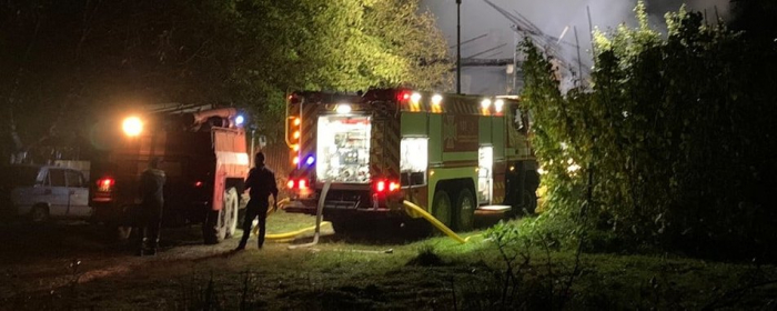 Згоріли 20 тонн сіна, 3 авто та домашнє майно: на Закарпатті сталася пожежа у колишньому колгоспі