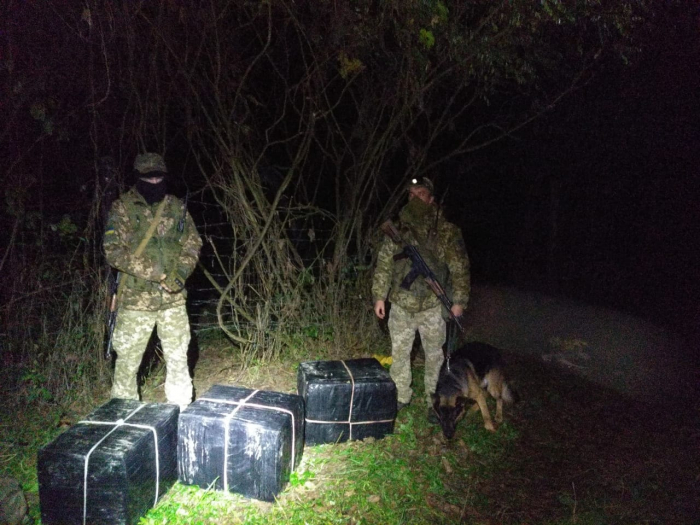 Закарпатські контрабандисти покинули сигарети поблизу кордону з Угорщиною