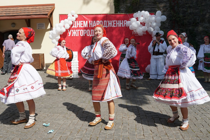 На гастрономічній локації в Ужгороді виступили колоритні гурти, додавши до «смаку» свята музичного настрою
