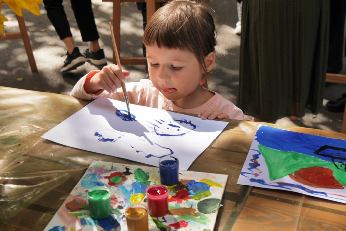 «Місто, в якому я живу»: у рамках відзначення Дня Ужгорода малюють на набережній Незалежності