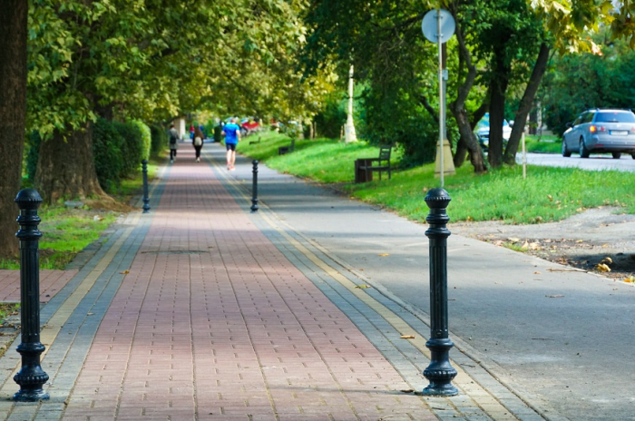 В Ужгороді на Слов’янській набережній встановили обмежувальні стовпчики (ФОТО)