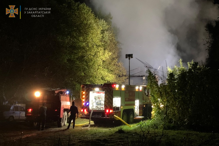 На Хустщині вогонь знищив три легкові автомобілі, 20 тонн сіна та частину майна