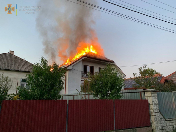 На Мукачівщині ліквідували пожежу – згоріли сорок сонячних панелей (ФОТО)