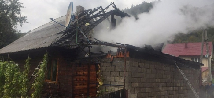 Вогонь ледь не знищив будинок у Міжгір’ї. Врятували пожежники (ФОТО)