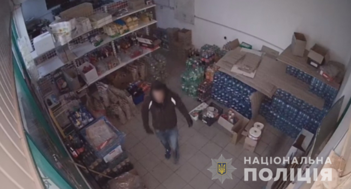 На Тячівщині затримали чоловіка, котрий вночі вдерся до магазину та викрав гроші (ФОТО)