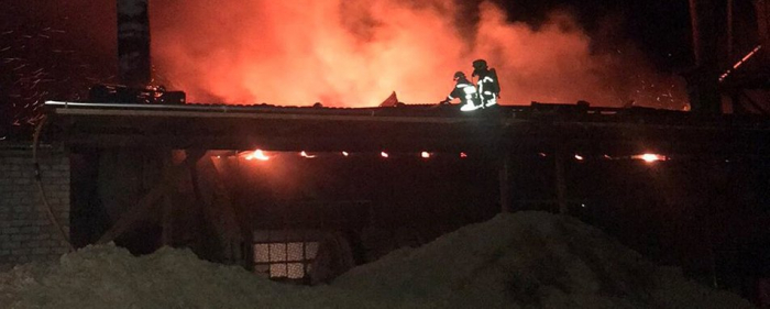 На Закарпатті горів цех з виготовлення паливних брикетів 