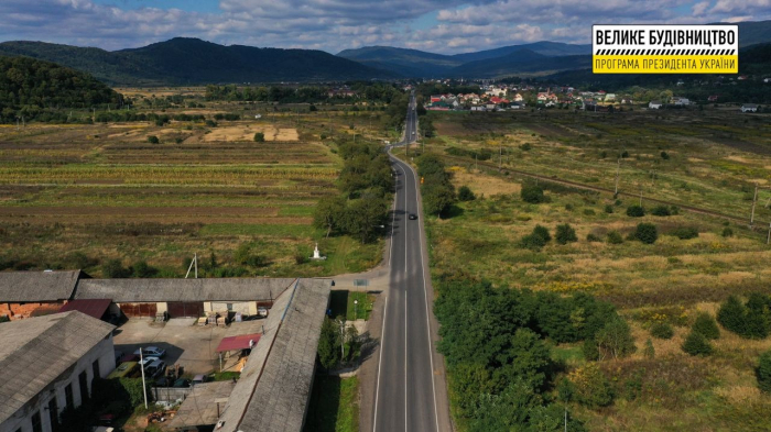 У смт Великий Березний повністю відновили дорожнє полотно