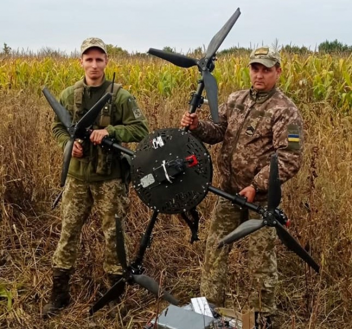 На Закарпатті прикордонники "вполювали" квадрокоптер контрабандистів з пакетом цигарок