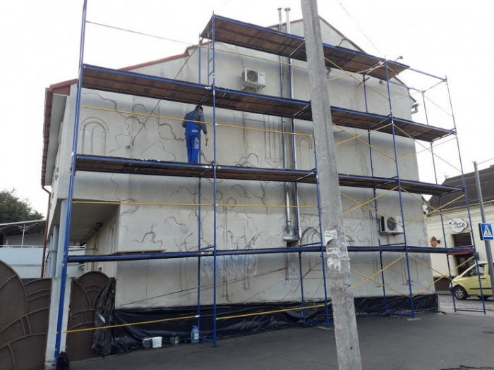 У Мукачеві почали малювати мурал (ФОТОФАКТ)