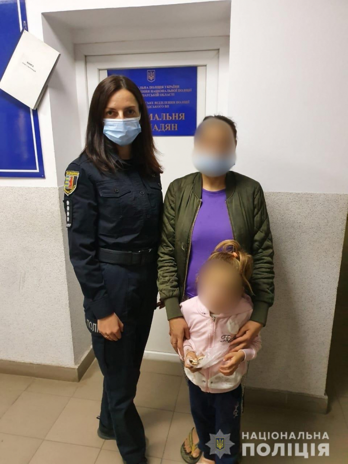 Поліція розшукала батьків дівчинки, яка загубилася у Великому Березному
