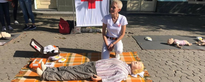 Волонтери "Червоного хреста" вчили ужгородців надавати першу медичну допомогу