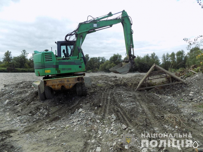 На Хустщині поліцейські припинили незаконний видобуток гравію